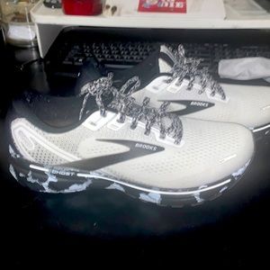 Brooks ghost size 11 women’s never worn